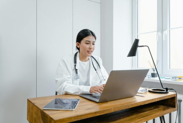 Descubre qué tipo de contenido debes publicar en tu sitio web médico para atraer más visitas, generar confianza y convertir visitantes en pacientes.