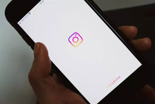 Celular mostrando el logo de Instagram con fondo blanco