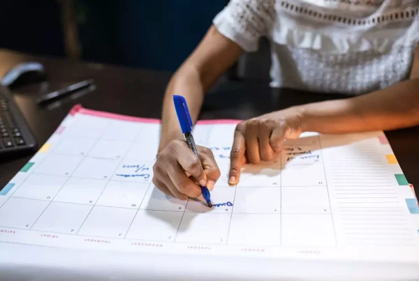 Persona diagramando su calendario de turnos