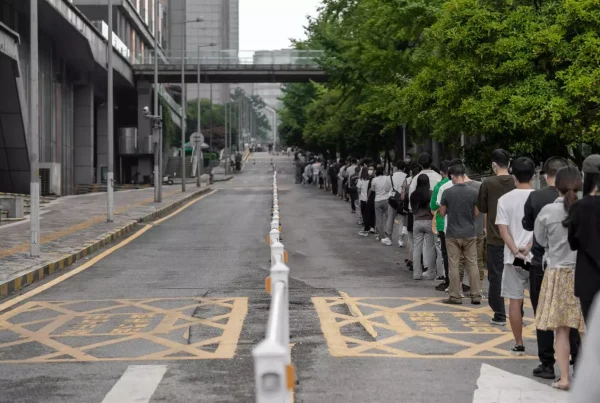 Foto de personas haciendo fila de un sólo lado cuando del otro lado se mantiene totalmente vacio