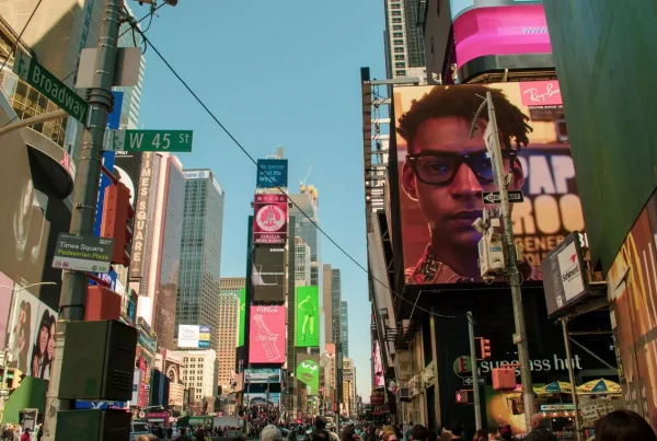 foto diurna de los carteles de times square en new york